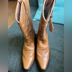 Ariat leather Boots W Sz 8.5 in great condition